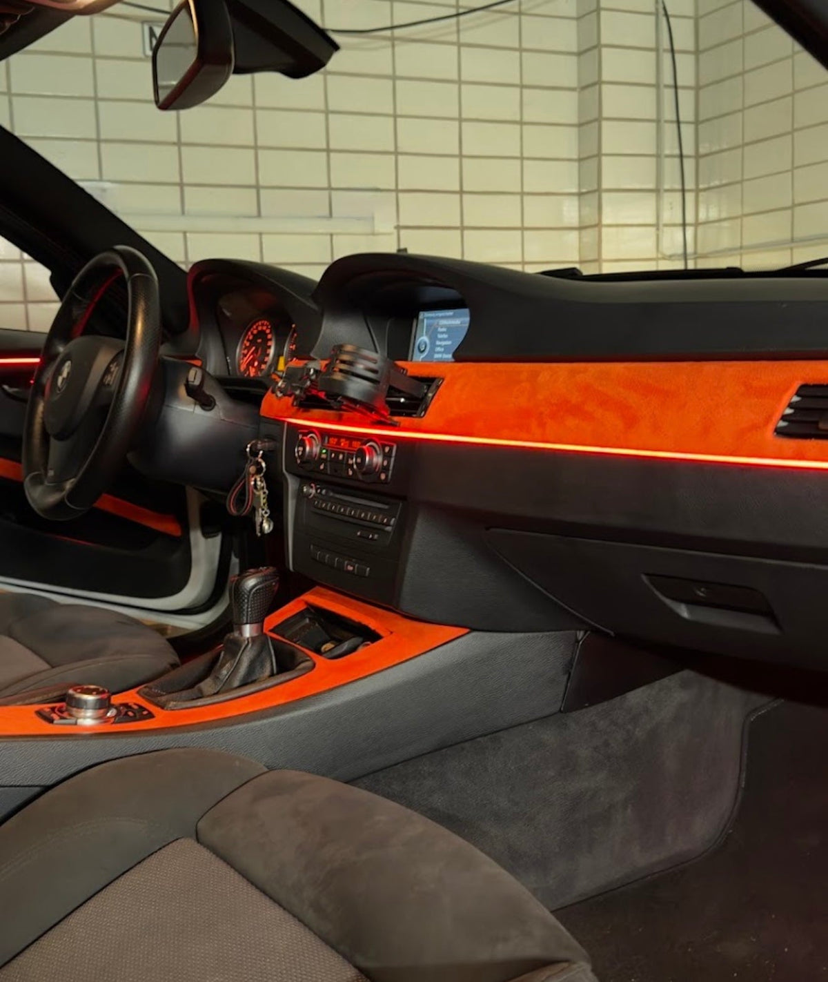 BMW 3er E90 mit nachgerüsteter AmbiCore Ambientebeleuchtung in Orange