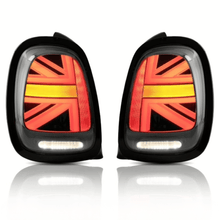 Laden Sie das Bild in den Galerie-Viewer, Mini F55 F56 F57 LED Rückleuchten Smoke Schwarz mit dynamischem Blinker (2014–2020) – Union Jack Lightbar, Plug &amp; Play, E‑Prüfzeichen