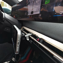 Laden Sie das Bild in den Galerie-Viewer, MagSafe-kompatible Handyhalterung mit kabellosem Laden – passend für BMW iX (i20) 2022–2026 mit Curved Display | Mittelkonsole, 15 W