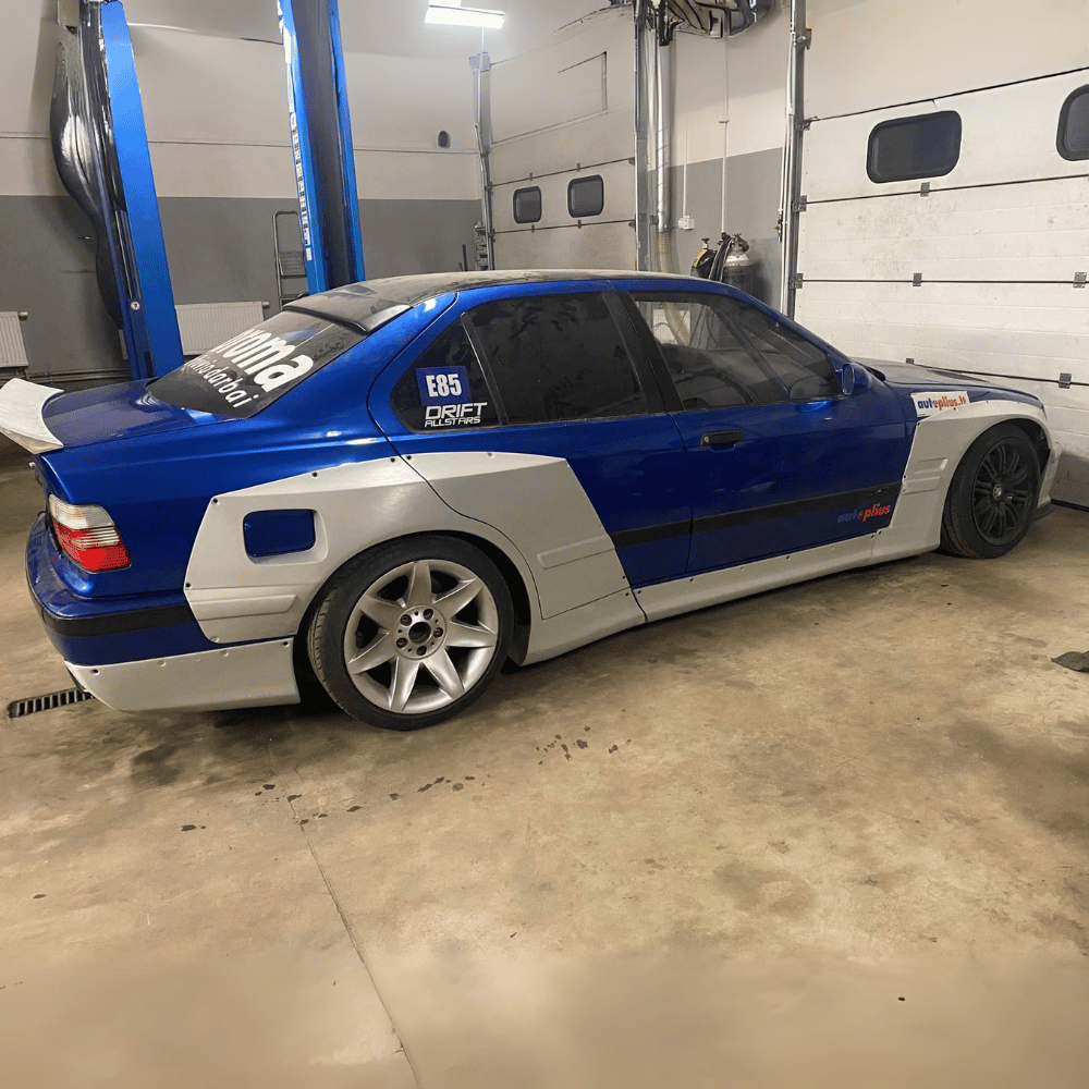 BMW E36 Limousine Wide Body Kit im Pandem-Stil