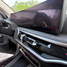 Laden Sie das Bild in den Galerie-Viewer, MagSafe-kompatible Handyhalterung mit kabellosem Laden – passend für BMW X5 (G05 LCI) &amp; X6 (G06 LCI) ab 2023 | Facelift mit Curved Display | Lüftungsgitter 15 W