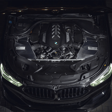 Laden Sie das Bild in den Galerie-Viewer, BlackBoost Cold Air Intake für BMW M850i G15 (N63) – Aluminium Airbox + Twin - Flow Trockenfilter (Plug &amp; Play) - CarWorlds GmbH