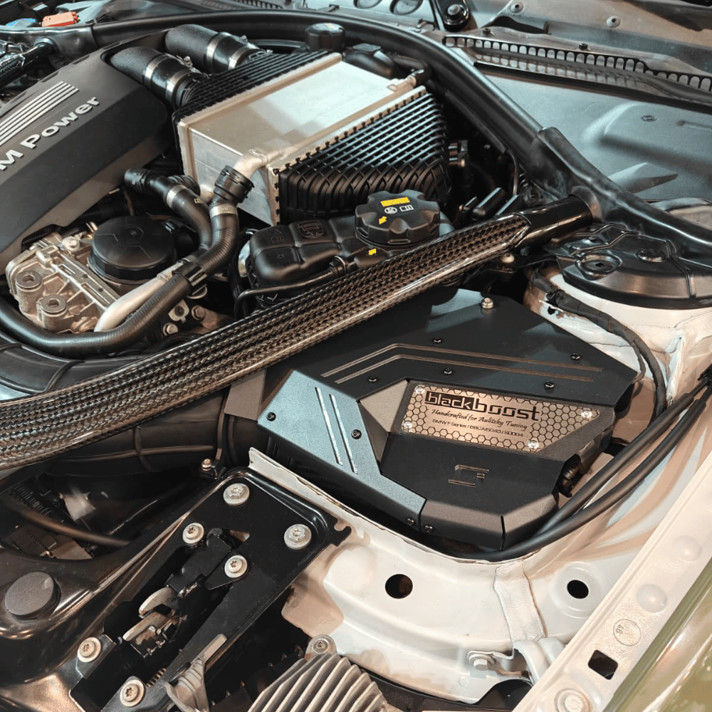 BlackBoost Cold Air Intake System für BMW M2/M3/M4 F8X (S55) – Plug & Play Airbox + Twin - Flow Filter - CarWorlds GmbH