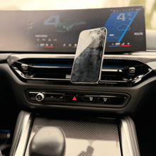 Load image into Gallery viewer, Premium MagSafe - kompatible Handyhalterung für BMW 3er &amp; 4er Facelift G20 G21 G22 G23 LCI | M3 G80 | M4 G82 G83 – Lüftungsgitter Smartphone Halter mit Wireless Charging - CarWorlds GmbH